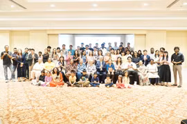 L'ambassadeur du Vietnam en Inde et des représentants vietnamiens à la rencontre. Photo: VNA