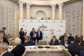 L'académicien Gennedy Kraniskov, président de l'Académie des sciences de Russie et Héros du Travail de Russie (droite) remet le titre d'académicien professeur au professeur et académicien Châu Van Minh. Photo : VNA 
