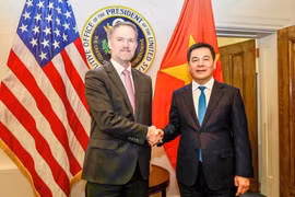 Le ministre vietnamien de l’Industrie et du Commerce, Nguyen Hong Dien (droite), et le représentant américain au Commerce, Jamieson Greer. Photo: VNA