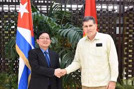 Le vice-Premier ministre Hô Quôc Dung (gauche) et le vice-premier ministre et ministre cubain du Commerce extérieur et des Investissements étrangers, Oscar Pérez-Oliva Fraga. Photo: VNA