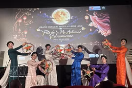 Un numéro artistique lors du programme « Grand concert sous la pleine lune - Fête de la Mi-Automne vietnamienne 2026 ». Photo: VNA