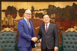 Le vice-Premier ministre Ho Quoc Dung (droite) reçoit le président et directeur des opérations de Thermo Fisher Scientific, Gianluca Pettiti. Photo: chinhphu.vn.png