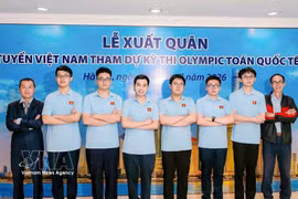 La délégation nationale vietnamienne, composée de six étudiants participant aux OIM 2026, remporte deux médailles d'or, trois d'argent et une de bronze. Photo : VNA