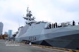 Le patrouilleur britannique HMS Spey accoste au port international de Nha Rong - Khanh Hoi. Photo : VNA