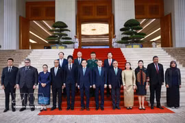 Le Premier ministre Le Minh Hung (au milieu, première ligne) et les ambassadeurs et chargés d’affaires des pays membres de l’ASEAN. Photo: VNA