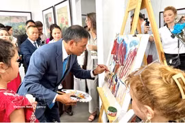 La démonstration de peinture en direct réalisée par le peintre Ngo Duc Hoang. Photo: VNA