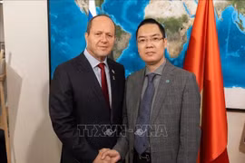 Le conseiller commercial de l'ambassade du Vietnam en Israël, Le Thai Hoa (droite), et Nir Barkat, ministre israélien de l'Économie et de l'Industrie. Photo : VNA