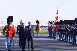 Le secrétaire général du Parti et président To Lam (gauche) et le roi Frederik X de Danemark passent en revue la garde d'honneur. Photo : VNA