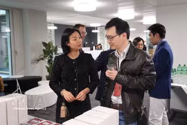 Ly Pham et Luu Vinh Toan lors d'un événement à Zurich. Photo : VNA
