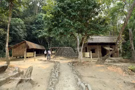  Le poste de commandement de l'armée vietnamienne durant la campagne Diên Biên Phu est une attraction touristique populaire. Photo : VNA