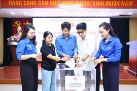 Des responsables et membres de l'Union de la jeunesse communiste Hô Chi Minh collectent des fonds en faveur des sinistrés du typhon Bualoi. Photo : Minh Duc - VNA