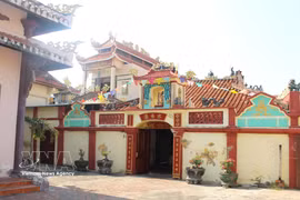 Le temple de Van Thuy Tu, situé au quartier de Phan Thiet, s'impose comme une destination incontournable pour les visiteurs souhaitant découvrir le culte du génie Nam Hai (génie de la Baleine). Photo: VNA