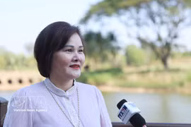 Pham Thi Minh Huong, membre du Comité permanent de l’Union générale des Vietnamiens du Laos et vice-présidente de l’Association des entrepreneurs vietnamiens à l’étranger (BAOOV), répond à une interview de l'Agence vietnamienne d'information. Photo: VNA