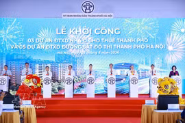 Le Premier ministre Le Minh Hung et plusieurs hauts dirigeants de l’État procèdent au lancement officiel de ces projets. Photo: VNA