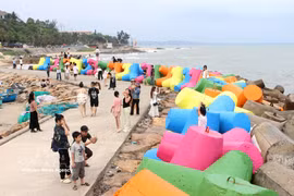Le littoral de la province de Lam Dong demeure une destination prisée des touristes durant la saison estivale. Photo : VNA