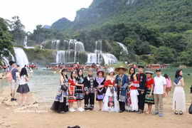 Outre l’admiration des paysages, les touristes souhaitent de plus en plus devenir des « protecteurs » de la beauté de la nature. Photo : VNA