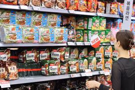 Une cliente choisit des nouilles instantanées dans un supermarché à Séoul, en République de Corée. Photo : Yonhap/VNA