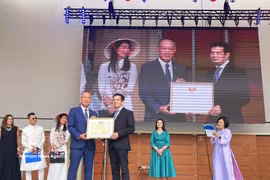L’ambassadeur du Vietnam en Slovaquie, Pham Truong Giang (gauche), remet un satisfecit du Comité central du Front de la Patrie du Vietnam au conseil d'administration de l'Association des Vietnamiens en Slovaquie. Photo: VNA