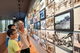 Films documentaires, diapositives d'objets et documents historiques numérisés dans l'espace d'exposition du musée de Da Nang. Photo : My Ha/VNA