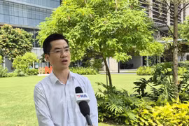 Le docteur Ha Son Tung de l’Agence pour la science, la technologie et la recherche (A*STAR) répond à une interview de l'Agence vietnamienne d'information. Photo: VNA