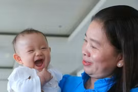 La province de Hâu Giang récompense les familles ayant eu deux filles. Ici, une mère et son bébé lors de la cérémonie tenue le 5 janvier 2023. Photo : VNA