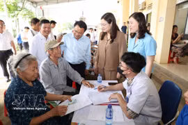 Des habitants de la commune de Phu Long, province de Ninh Binh, bénéficient d'examens médicaux. Photo : VNA
