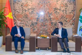 Le directeur général de PETROVIETNAM, Le Manh Cuong (droite), reçoit Francisco R. Garcia, vice-président senior chargé du développement et de l’ingénierie du groupe américain Murphy Oil. Photo: PETROVIETNAM