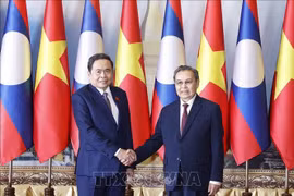 Le président de l’AN Tran Thanh Man (à gauche) et son homologue lao Saysomphone Phomvihane. Photo: VNA