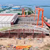 La structure de l’arche principale et son ossature de support destinées au pont piétonnier enjambant la rivière Saïgon, à Hô Chi Minh-Ville, passe avec succès les essais de charge en usine. Photo: VNA