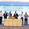 Le Service de l'industrie et du commerce de Hô Chi Minh-Ville signe un protocole d'accord avec l'Association de la logistique et des ports de la ville. Photo : VNA