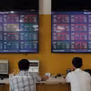 Des clients effectuent des transactions au siège de la société Bao Viet Securities à Hanoï. Photo : VNA