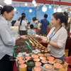 L’exportation en ligne et le commerce électronique transfrontalier permettent aux entreprises d’accéder directement aux consommateurs internationaux, d’élargir leurs marchés et de développer leurs propres marques. Photo: VNA