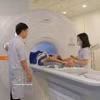 Un patient étranger subit une échographie dans un hôpital privé de la ville de Dà Nang. Photo: VNA