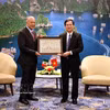 Un représentant de Quang Ninh offre à la délégation du Parti du Travail du Mexique un tableau sur la baie d'Ha Long. Photo : VNA