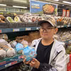 Une cliente asiatique avec des noix de coco vietnamiennes. Photo : VNA