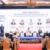 Tran Ha My (première à droite) participe à la Conférence de dialogue politique de haut niveau sur les nouveaux modèles de croissance, l’innovation et les villes mondiales, en juillet 2026 à Da Nang. Photo : VNA