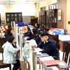 Des citoyens et des entreprises procèdent aux formalités administratives au Service des impôts de la région IV, à Hung Yen. Photo : VNA