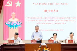 Le chef adjoint du Bureau présidentiel, Can Dinh Tai, préside la conférence de presse. Photo : VNA