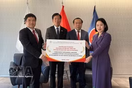 Le ministre des Sciences et des Technologies, Vu Hai Quan, assiste à la remise d'une application d'apprentissage du vietnamien aux dirigeants de l'ambassade du Vietnam en République de Corée. Photo : VNA