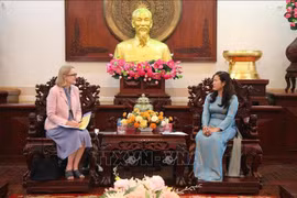 La consule générale d'Australie à Ho Chi Minh-Ville, Sarah Hooper, et la vice-présidente du Comité populaire municipal de Can Tho, Nguyen Thi Ngoc Diep. Photo: VNA