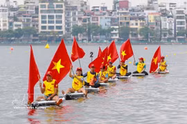 Course internationale de bateaux-dragons et de SUP sur le lac de l'Ouest