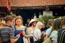 Selon une étude de l’Organisation mondiale du tourisme, les voyages sans visa pourraient augmenter le nombre de touristes internationaux de 5 à 25 %. Photo: VietnamPlus