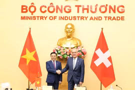 Le ministre vietnamien de l’Industrie et du Commerce, Le Manh Hung (gauche) et le président de la Confédération suisse, Guy Parmelin. Photo: moit.gov.vn.jpg