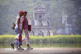 Des touristes étrangers à Hanoï. Photo: VNA
