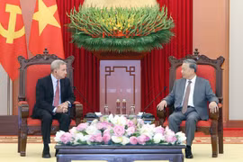 Le secrétaire général du Parti communiste du Vietnam (PCV), To Lam (droite), et Alex Rogers, président des affaires mondiales du groupe Qualcomm. Photo: VNA