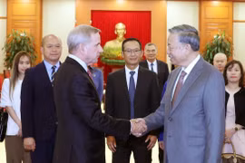 To Lam a appelé à un renforcement du transfert de technologies et de la coopération avec les entreprises vietnamiennes pour favoriser le développement des ressources humaines et l’intégration à la chaîne de valeur mondiale. Photo: VNA