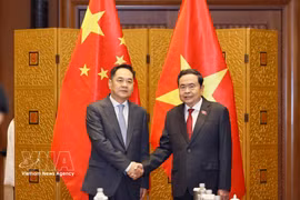 Le président de l’Assemblée nationale du Vietnam, Tran Thanh Man, rencontre des personnalités chinoises engagées dans l’amitié entre les deux pays. Photo: VNA