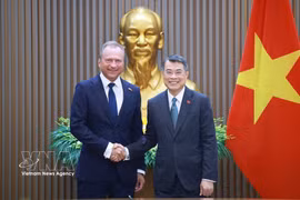 Le Premier ministre Le Minh Hung (droite) et le ministre luxembourgeois des Finances, Gilles Roth. Photo: VNA