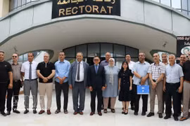 L’ambassadeur du Vietnam Tran Quoc Khanh et les directeurs de l’Université de Skikda. Photo: VNA