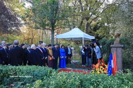 Le haut dirigeant To Lam, accompagné de son épouse et d’une délégation de haut niveau, a rendu hommage, le 10 septembre, au Président Ho Chi Minh devant sa statue, au parc Montreau, à Montreuil. Photo: VNA